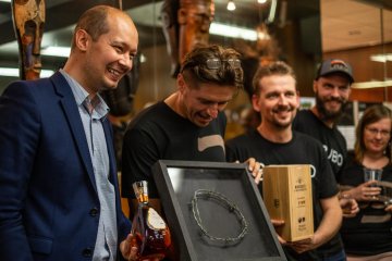 Ostnatý drôt, ktorý Ľuboš odstrihol zo Železnej opony a cognac z roku 1969 kedy sa narodil. Ochutnávajú všetci pracovníci BUBO