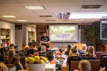 Base Camp sa počas školení premení na prednáškovú miestnosť